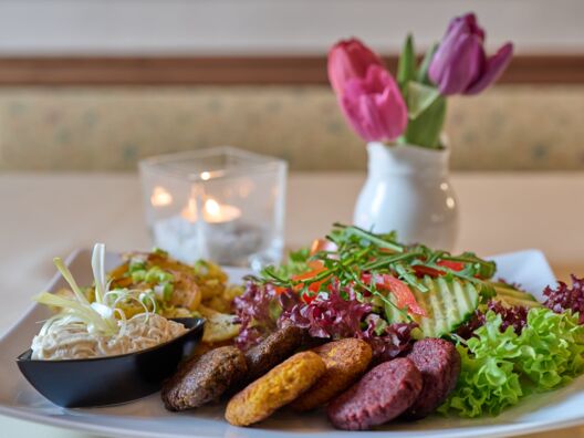 vegane Gemüsebratlinge mit Salat und Bratkartoffeln