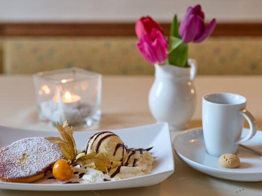 erzgebirgische Quarkkeulchen mit Vanilleeis