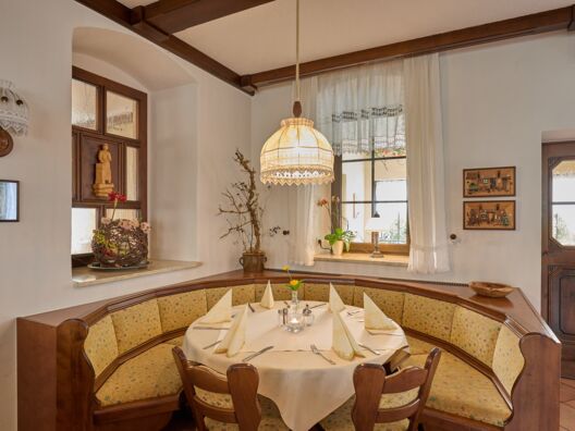 gemütliche Eckbank im Hotel und Restaurant Zum Hammer