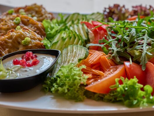 bunter Salat mit Kartoffel-Zucchini Rösti