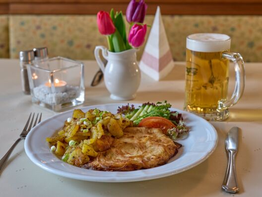 Zwiebelsteak mit Bratkartoffeln und Bier